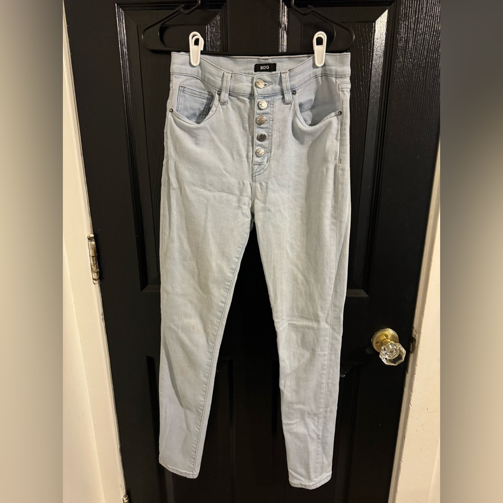 BDG light wash high rise skinny jeans in size 28